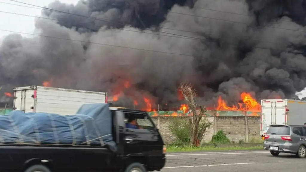kebakaran pabrik plastik di bandung